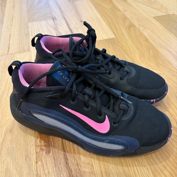 Nike Big Girl’s ISOFLY Basketball Shoes Black And Pink Size 6.5Y - Picture 1 of 6